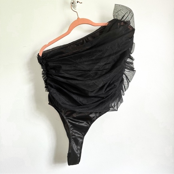 NWT PrettyLittleThing Black Sheer Ruffle One Shoulder Bodysuit sz 2 - Picture 9 of 13